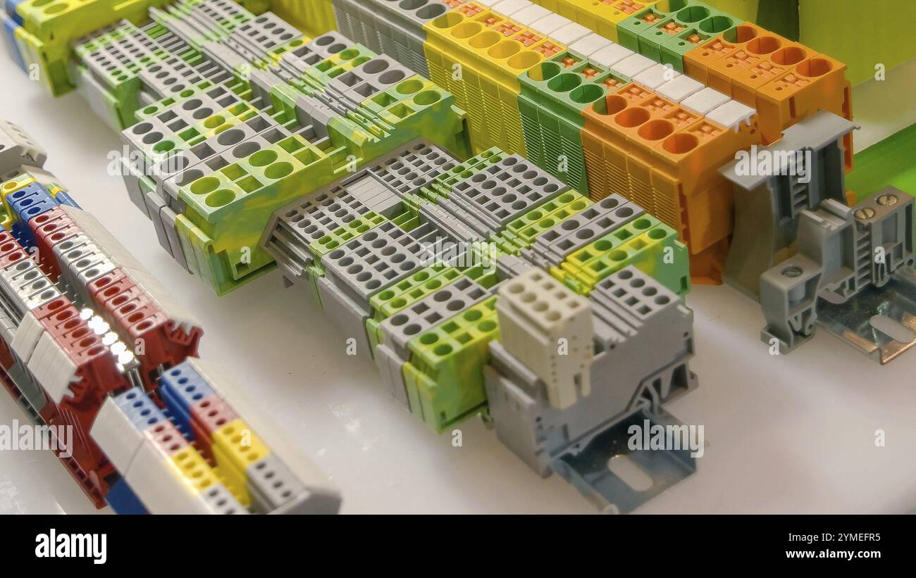 Technologie und Entwicklungskonzept. Nahaufnahme der großen Maschinentafel des elektrischen Anschlussblocks Stockfoto