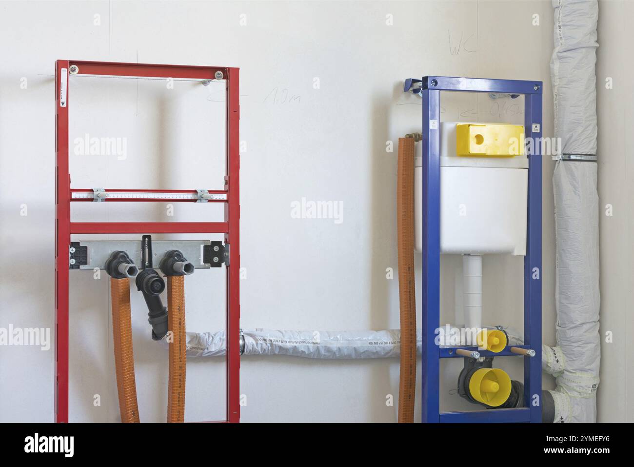 Moderner sanitärer Unterbau in einem neu errichteten Haus Stockfoto