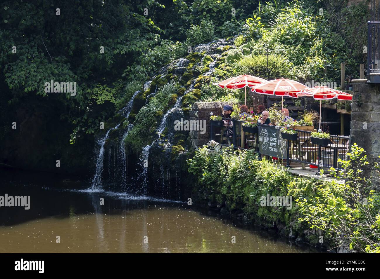 MATLOCK BATH, DERBYSHIRE, GROSSBRITANNIEN, 18. MAI. Der Fluss Derwent fließt am 18. Mai 2024 durch die Kurstadt Matlock Bath in Derbyshire. Nicht identifizierte Personen Stockfoto