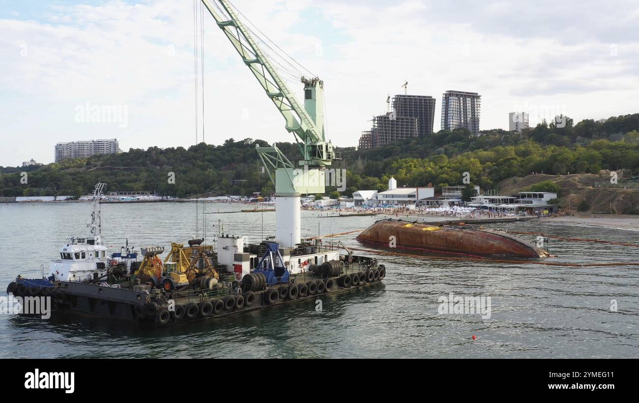 Rettung eines zerstörten Öltankers in Odessa. Altes, rostiges Schiff liegt auf seiner Seite. Schwarzmeerküste Stockfoto