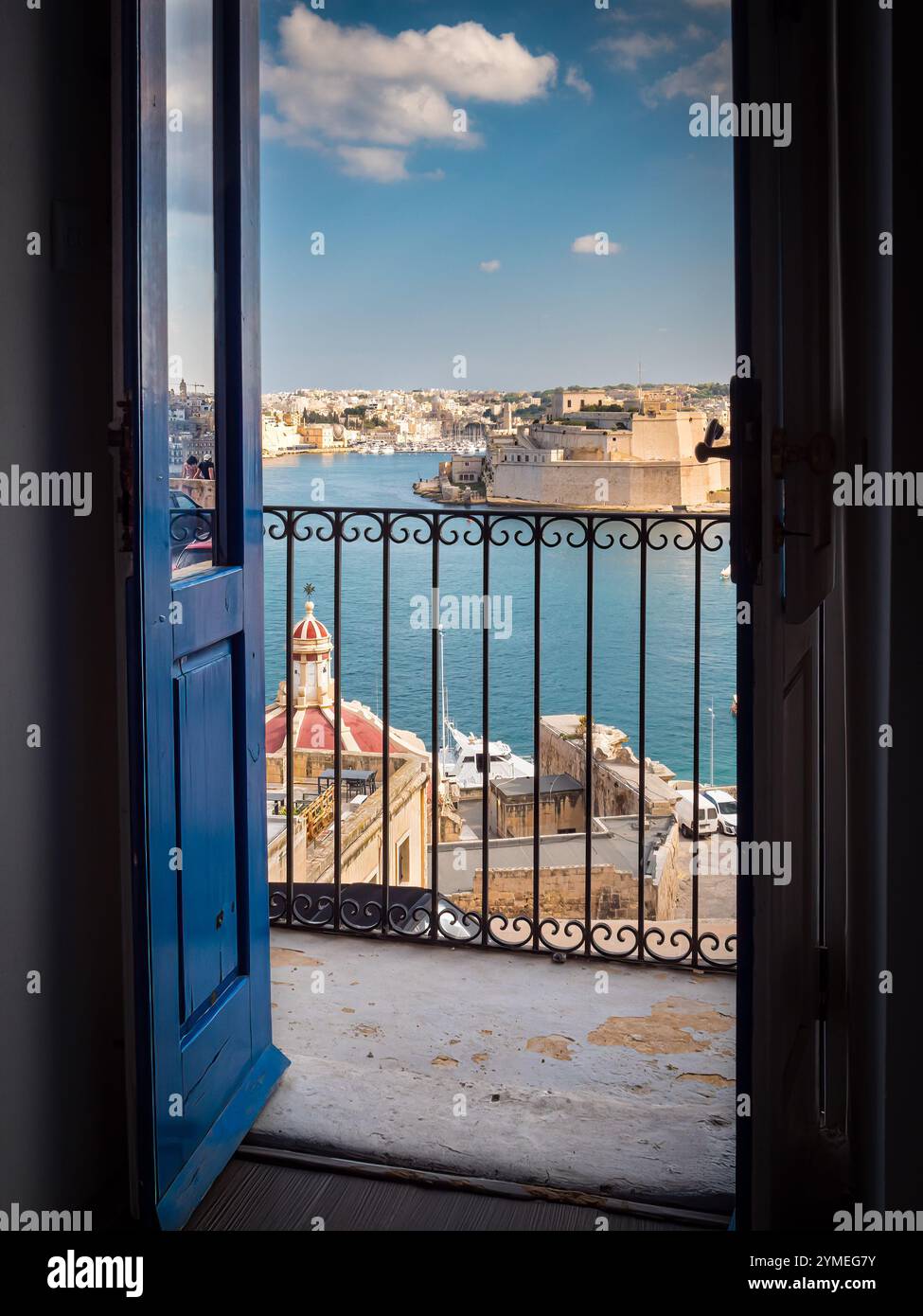 Blick auf den Grand Harbour und Fort St. Angelo von einem Balkon in Valletta, Malta 2024 Stockfoto