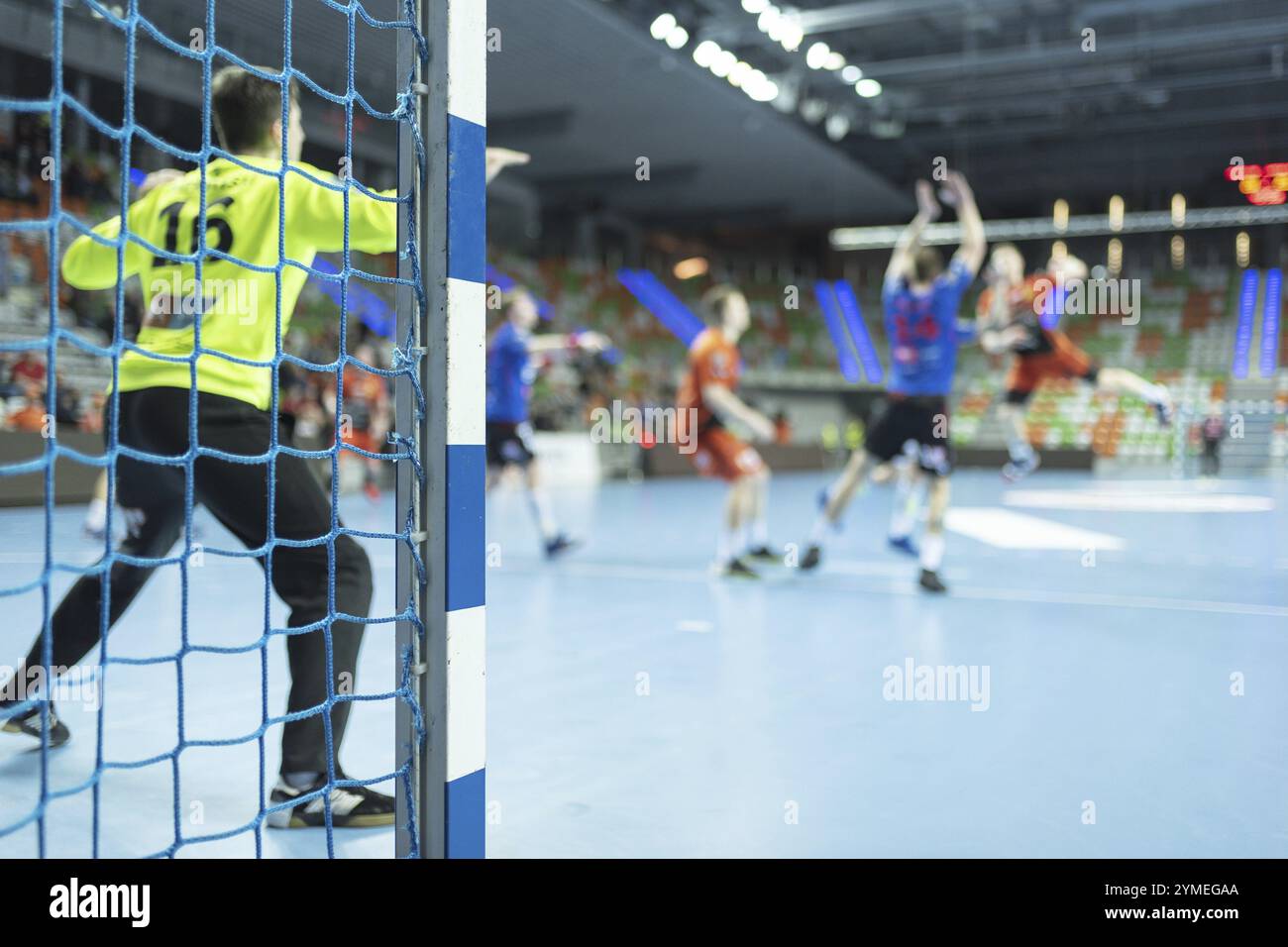 Detail der Handball Torpfosten mit Net und Handball Match im Hintergrund. Stockfoto