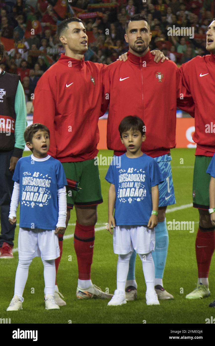 Cristiano RONALDO CR7 Portugal sang die Nationalhymne Portugals und sang ein Kinderspiel neben Diogo COSTA Portugal als Stockfoto