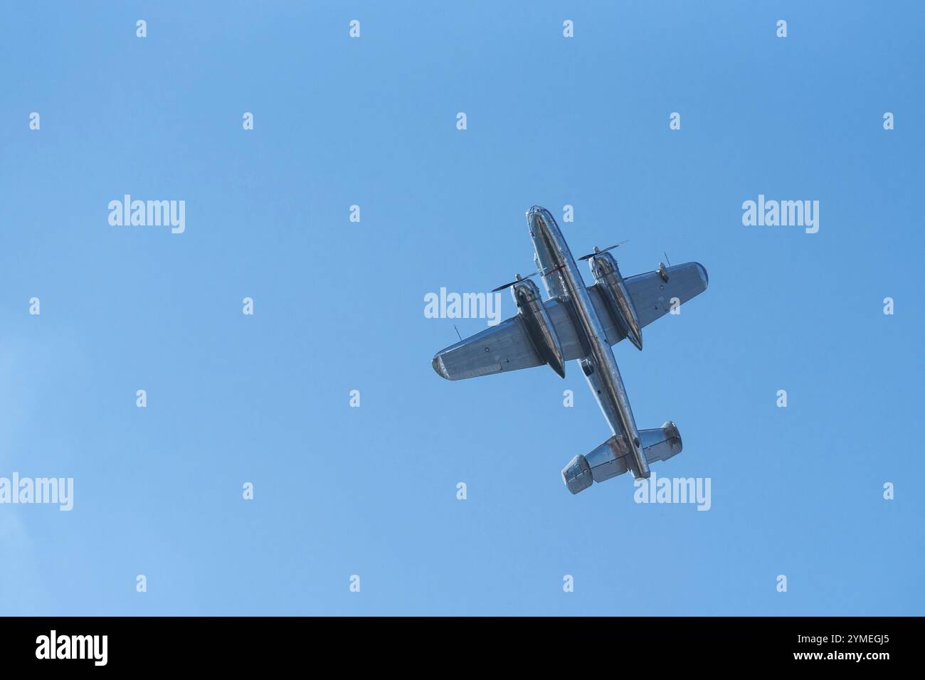 KOSTRZYN NAD ODRA, POLEN - 1. AUGUST 2019: Historische Flugzeuge am blauen Himmel während der Flugshow zur Eröffnung des 25. Pol'and'Rock Festivals. Stockfoto