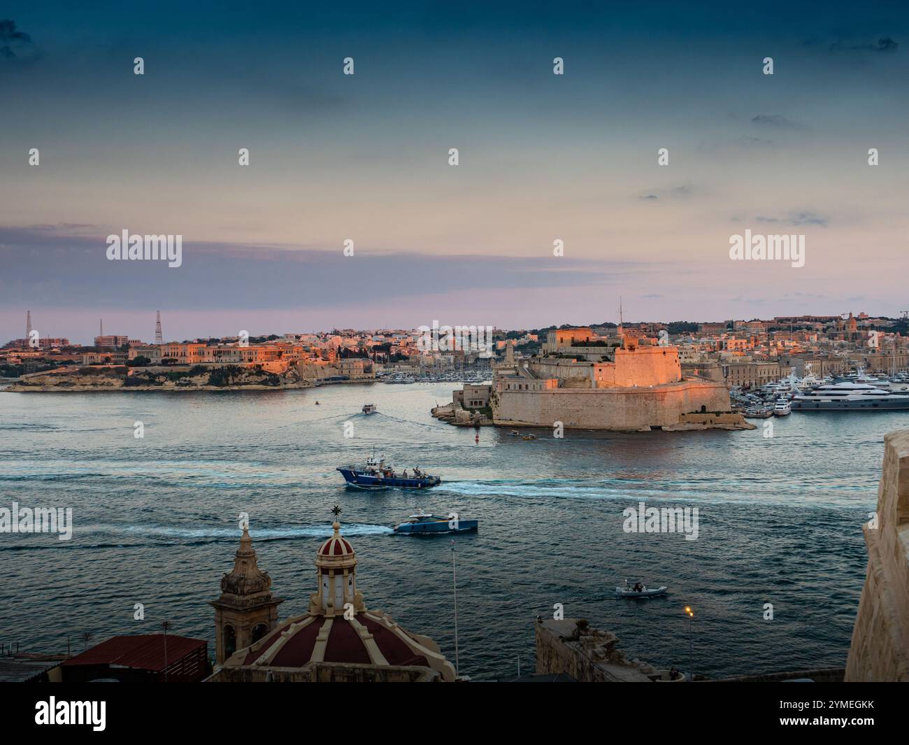 Blick auf die drei Städte und den Großen Hafen bei Sonnenuntergang von Valletta, Malta 2024 Stockfoto