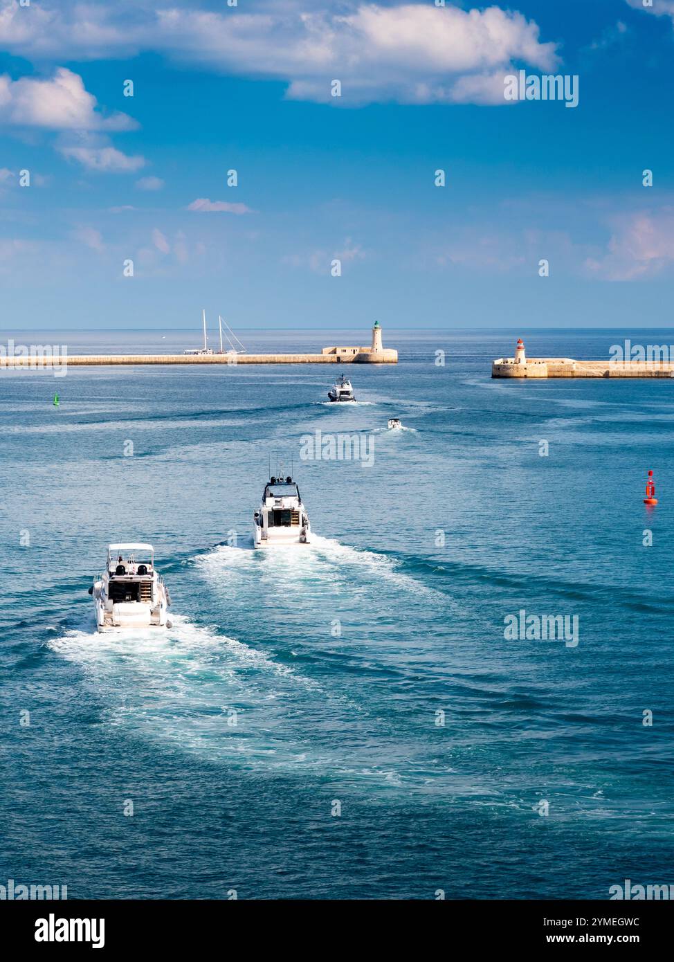 Blick auf zwei Yachten unter Strom, die vom Grand Harbour Valletta, Malta 2024, ins Meer fahren Stockfoto