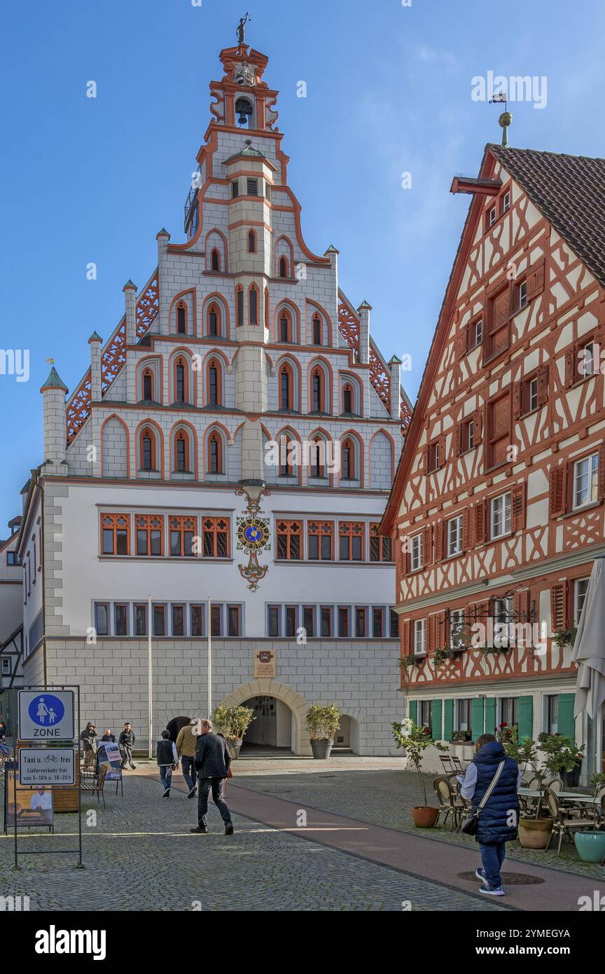 Fachwerkhaus und spätgotisches Rathaus mit frühbarockem Giebel, historische Altstadt, Bad Waldsee, Oberschwaben, Baden-Württemberg, Deutschland Stockfoto