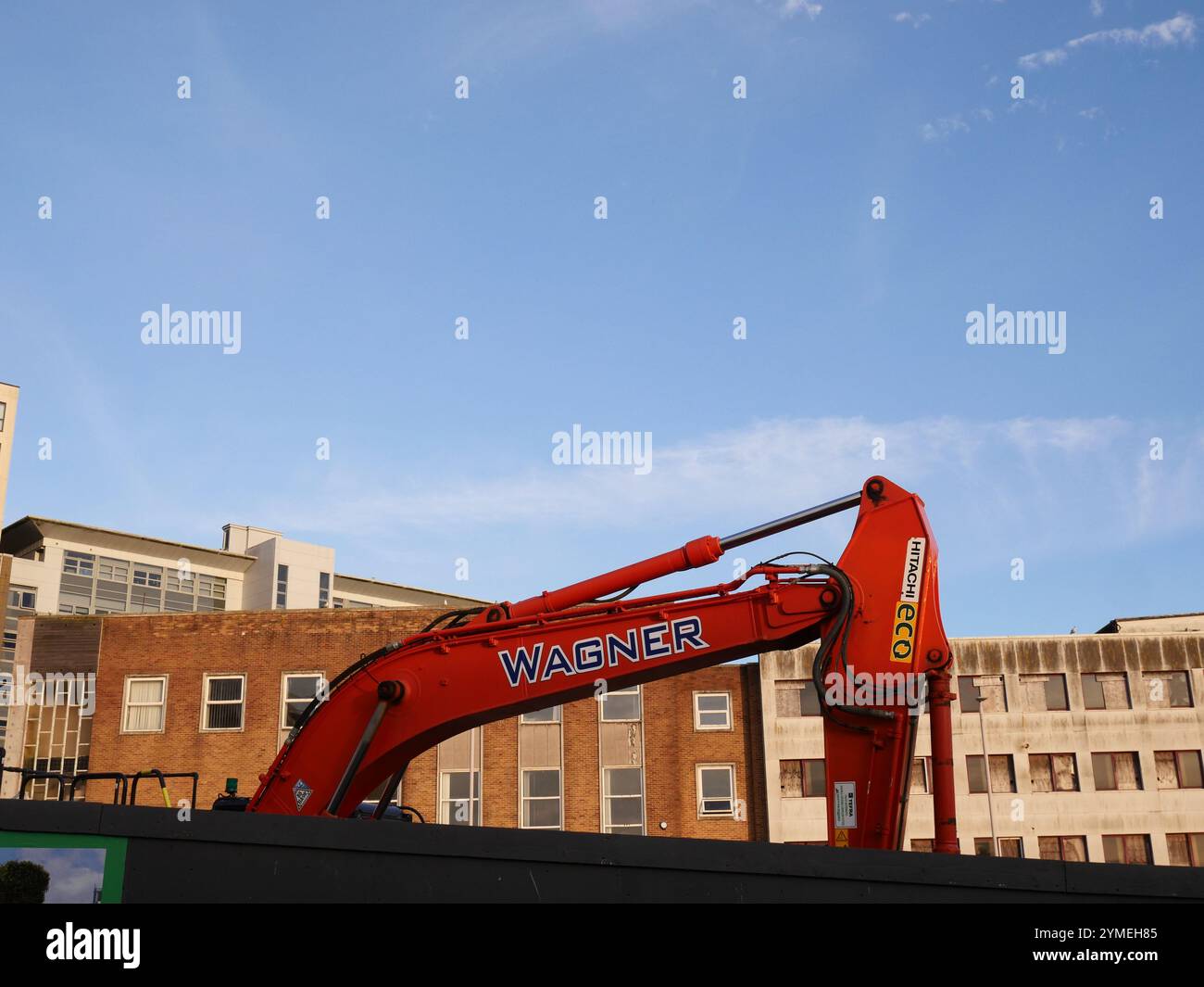 Baggerbagger-Detail vor alten Gebäuden während des Stadtsanierungsprojekts. Plymouth, Devon, Großbritannien Stockfoto