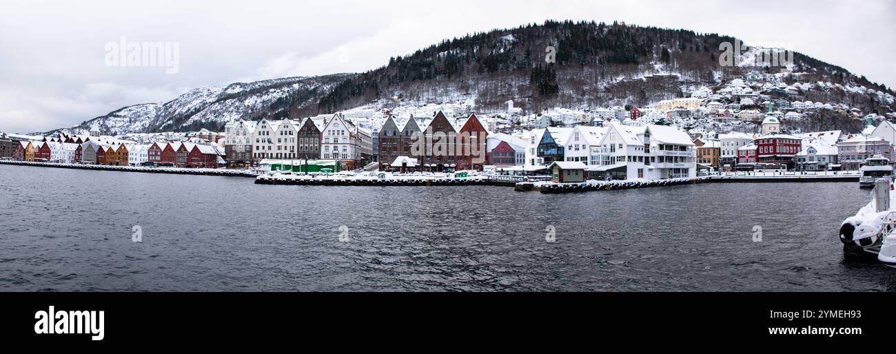 Landschaften der Stadt Bergen unter dem Schnee, Norwegen. Winterzeit. Stockfoto