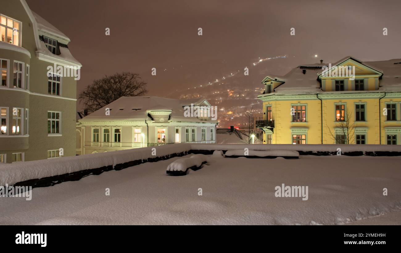 Landschaften der Stadt Bergen unter dem Schnee, Norwegen. Winterzeit. Stockfoto