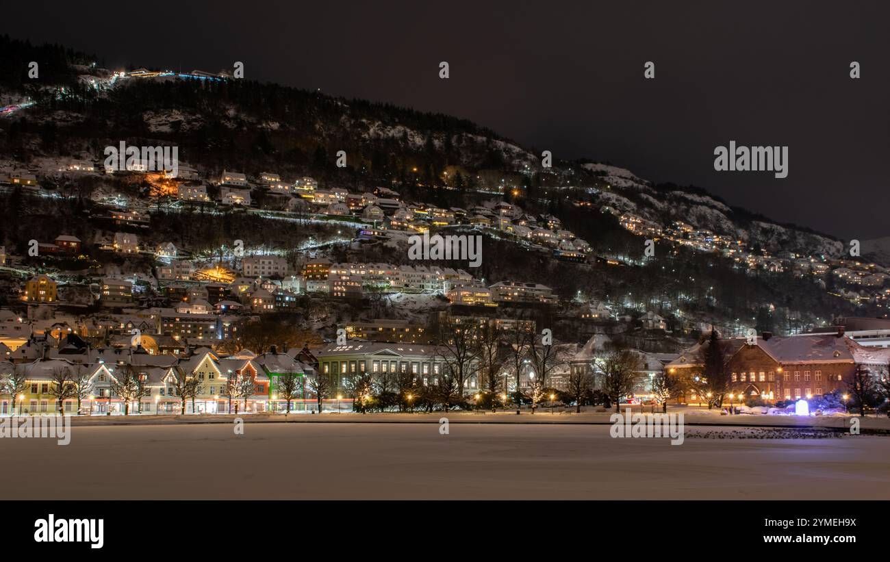 Landschaften der Stadt Bergen unter dem Schnee, Norwegen. Winterzeit. Stockfoto