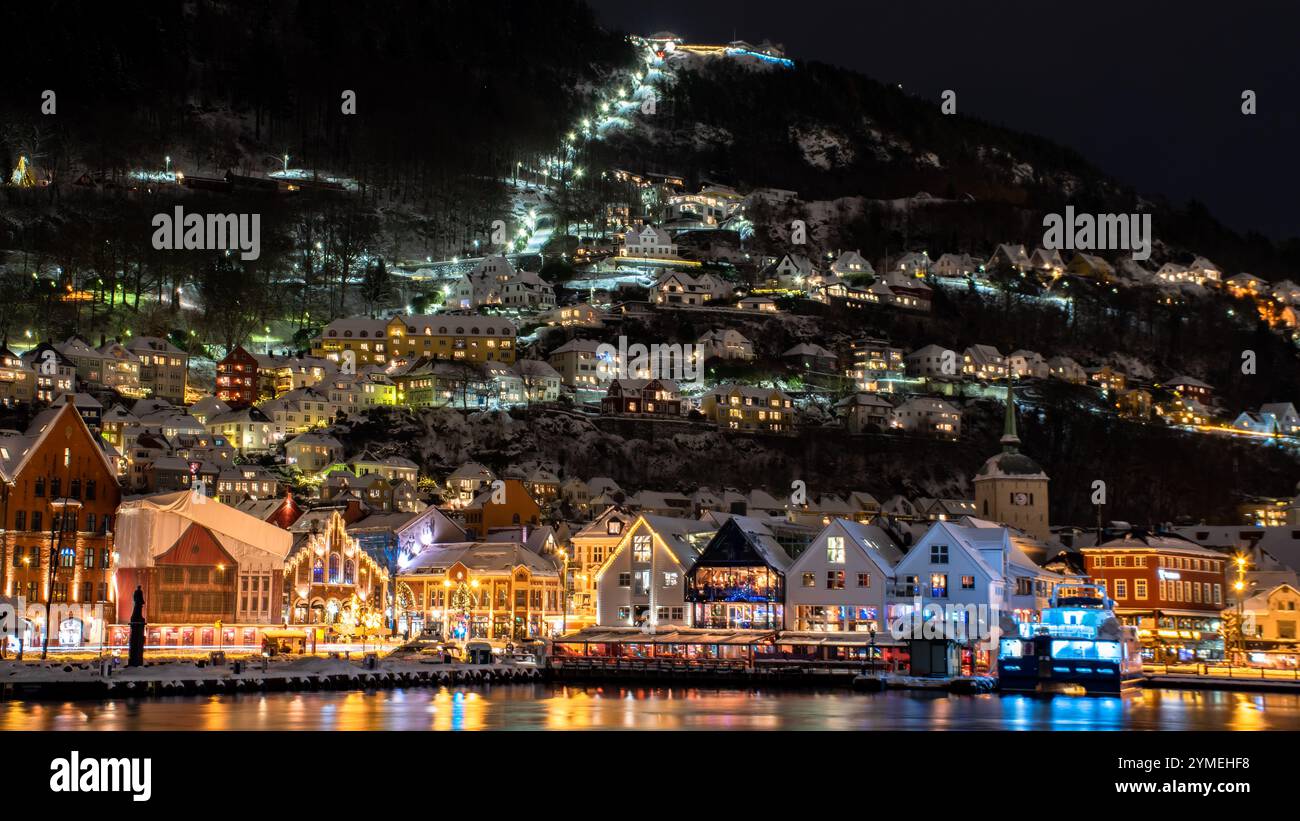 Landschaften der Stadt Bergen unter dem Schnee, Norwegen. Winterzeit. Stockfoto