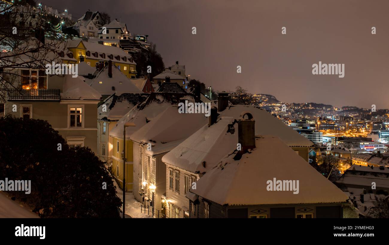 Landschaften der Stadt Bergen unter dem Schnee, Norwegen. Winterzeit. Stockfoto