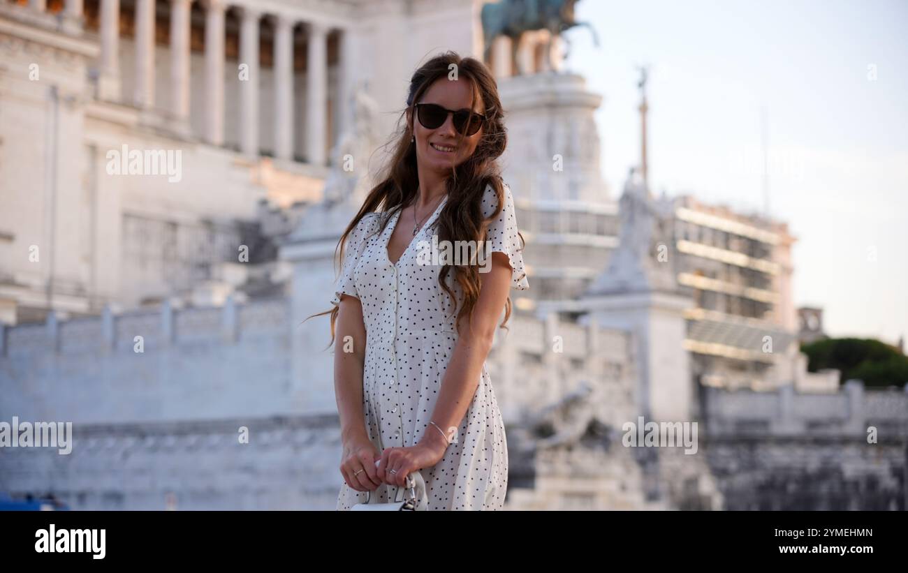 Schicke Frau in weißem Polka Dot Kleid im historischen Stadtdenkmal Stockfoto
