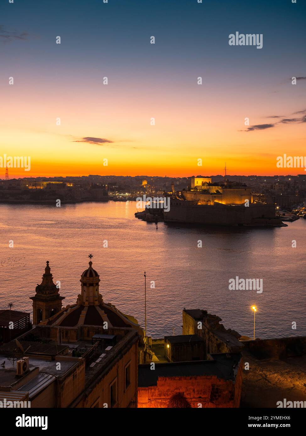 Blick auf die drei Städte und den Großen Hafen bei Sonnenuntergang von Valletta, Malta 2024 Stockfoto