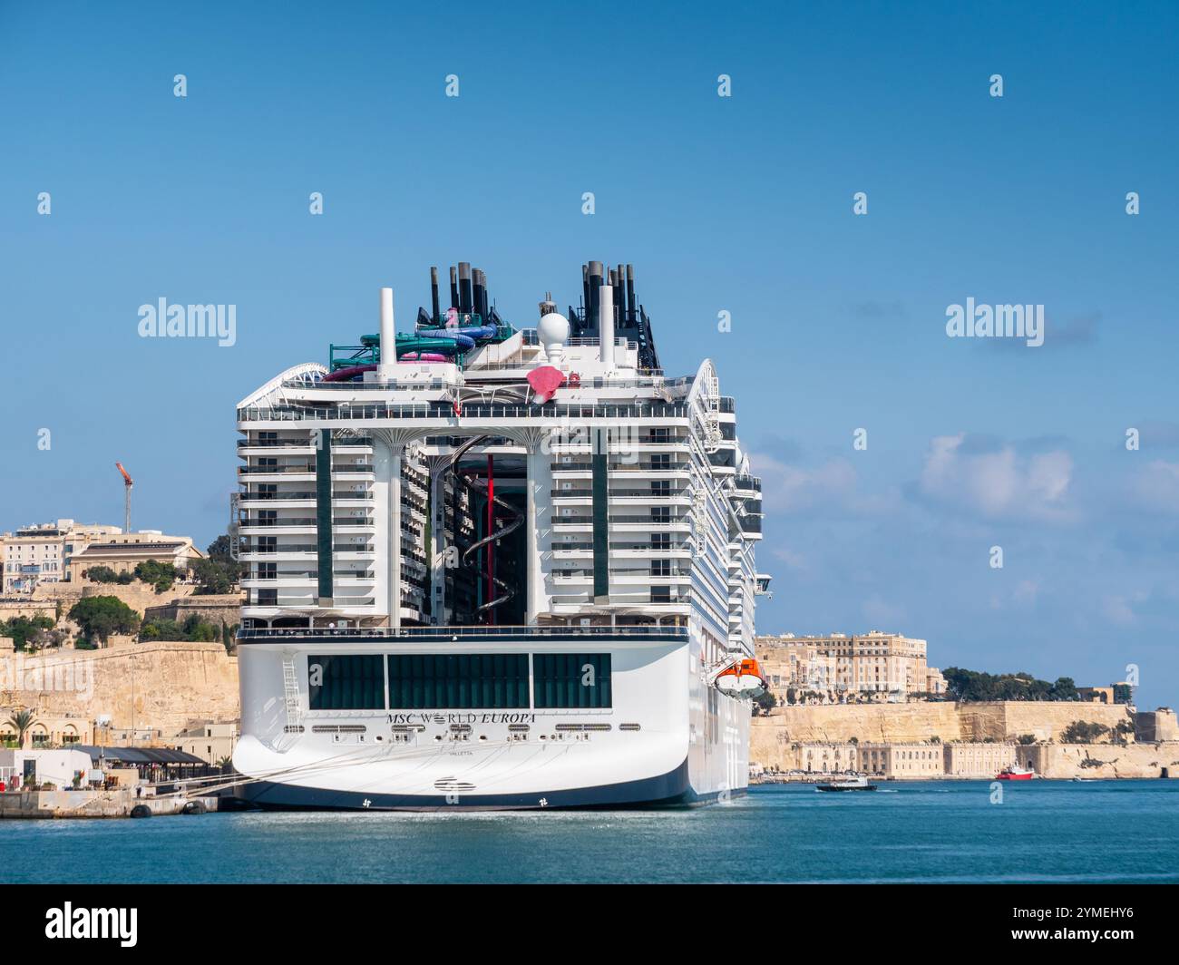 Das Kreuzfahrtschiff MSC World Europa legte 2024 in Valletta, Malta, an Stockfoto