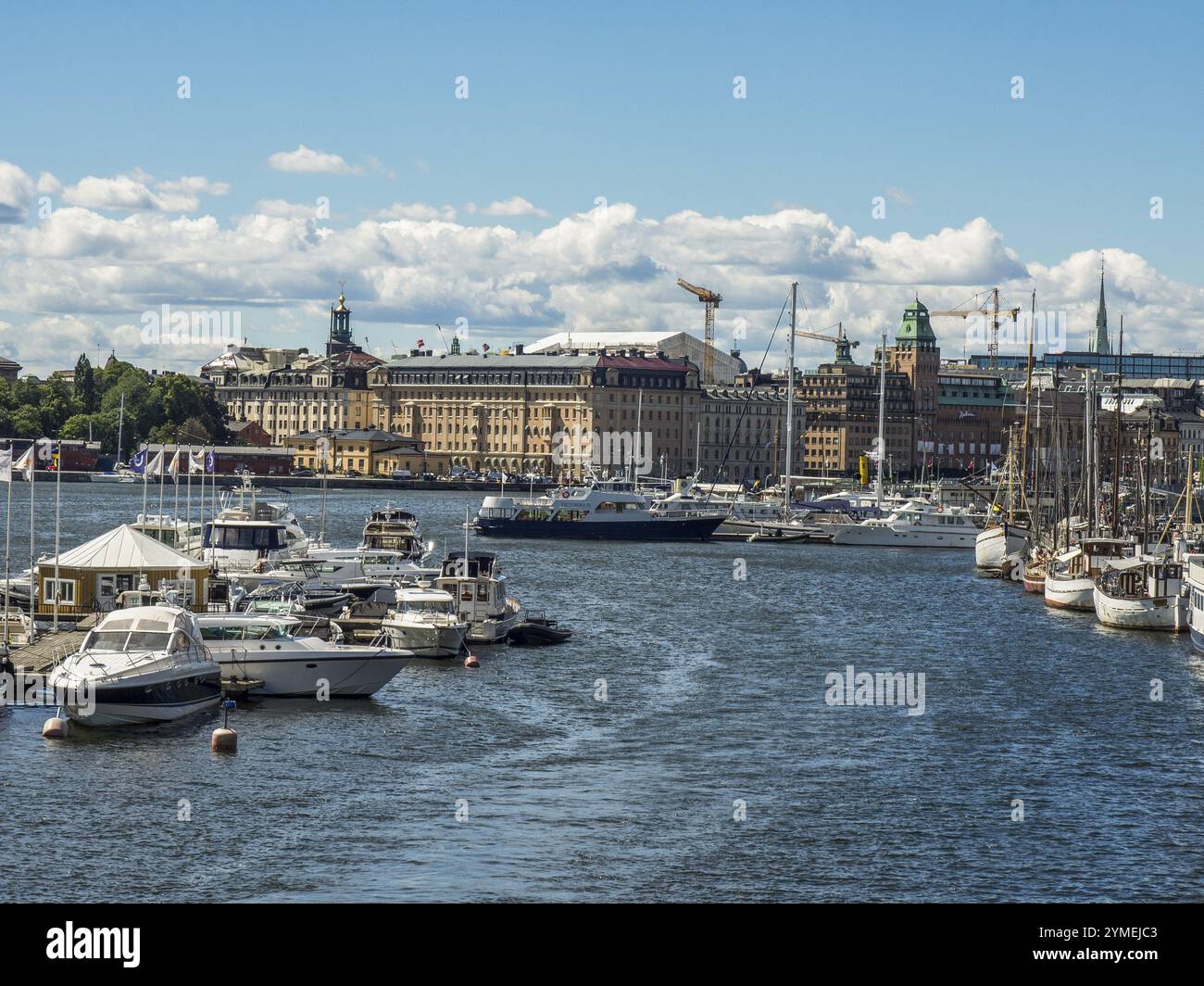 Stadthafen mit verschiedenen Booten und Gebäuden im Hintergrund, Archipel, stockholm, schweden Stockfoto