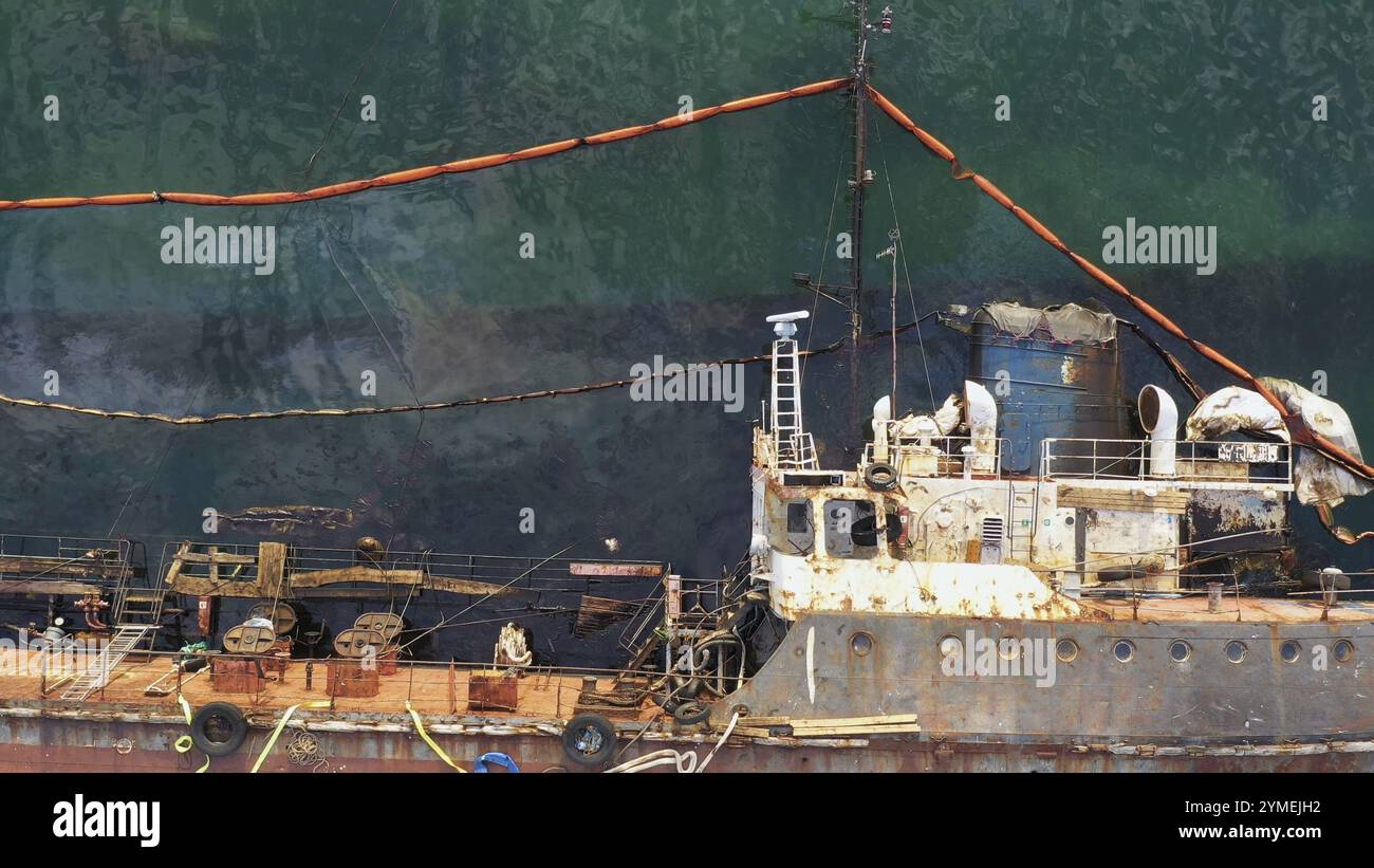 Fragment vom Deck eines versunkenen Schiffes. Der Zusammenbruch eines Öltankers. Verschmutzung des Meeres Stockfoto