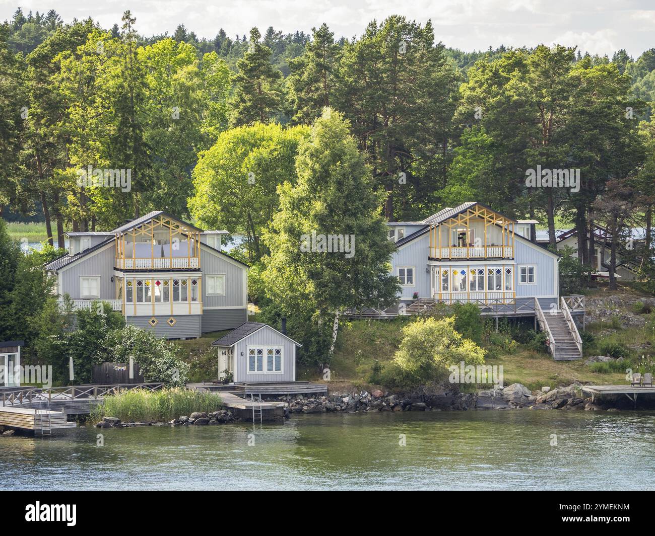 Zwei moderne Holzhäuser am Wasser, eingebettet in grüne Wälder, Archipel, stockholm, schweden Stockfoto