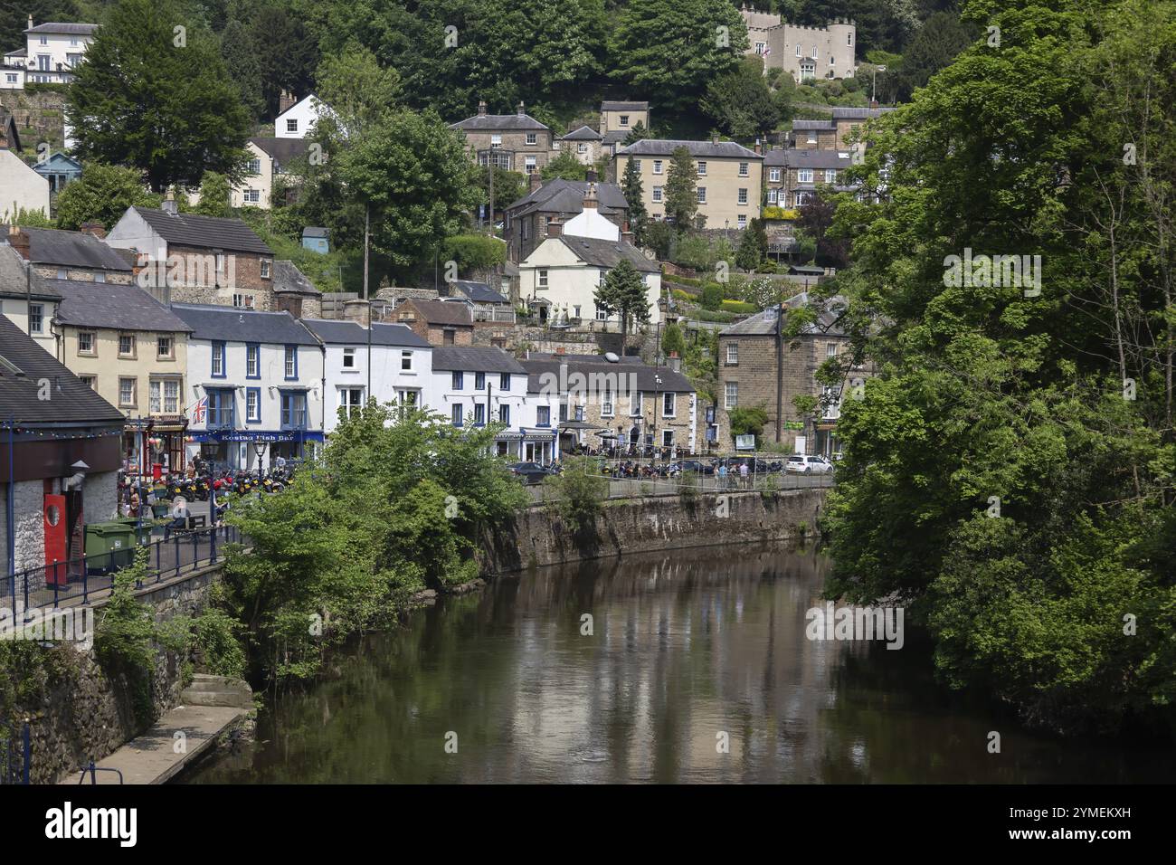 MATLOCK BATH, DERBYSHIRE, GROSSBRITANNIEN, 18. MAI. Der Fluss Derwent fließt am 18. Mai 2024 durch die Kurstadt Matlock Bath in Derbyshire. Nicht identifizierte Personen Stockfoto