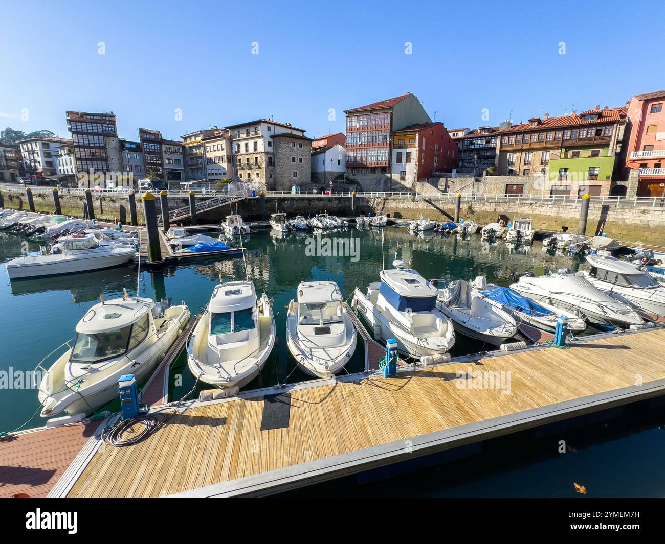 Yachten liegen im Yachthafen mit einigen typischen Gebäuden der Altstadt von Llanes im Hintergrund, Asturien, Spanien - Smartphone-aufgenommenes Stockfoto