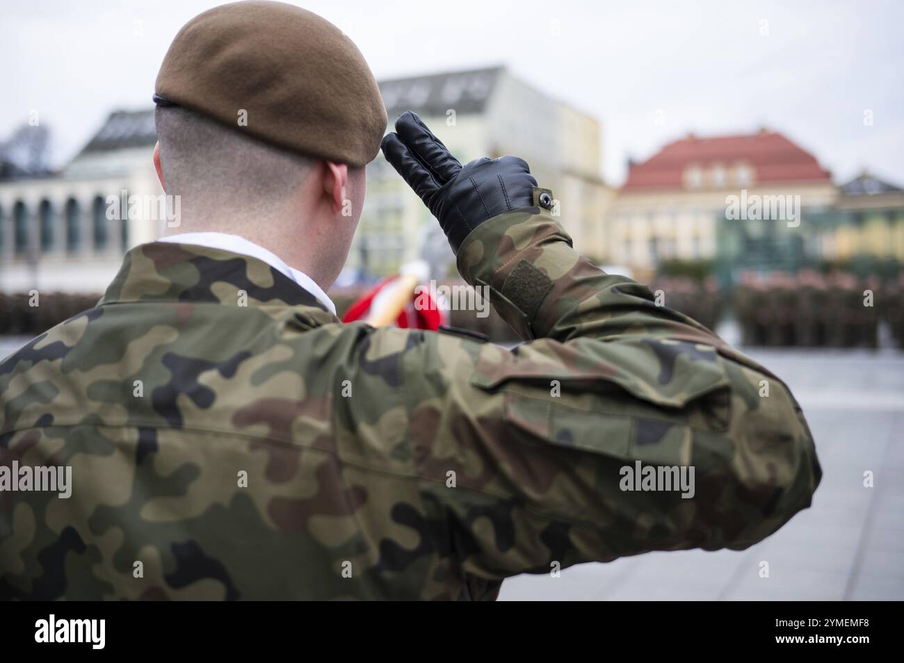 Ein polnischer Armeesoldat, der während der Zeremonie grüßt. Polen Stockfoto