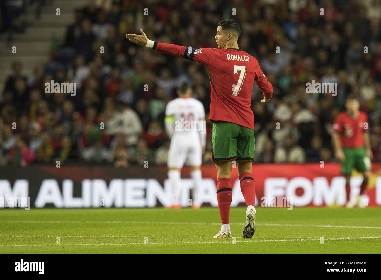 Fußballspiel, Kapitän Cristiano RONALDO CR7 Portugal geht nach links mit dem Arm nach links, von hinten gesehen mit der hinteren Nummer se Stockfoto