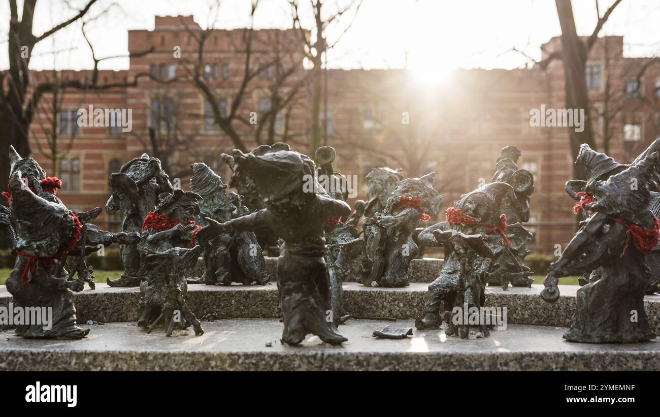 WROCLAW, POLEN - 19. JANUAR 2019: Statue der Zwerge, die das philarmonische Orchester von Polen repräsentieren, vor dem Gebäude des Nationalen Forums von Stockfoto