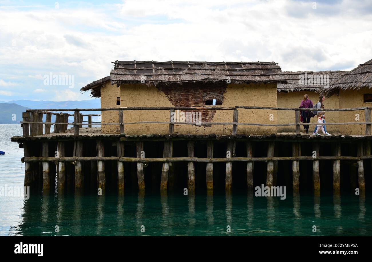 Das Museum der Bucht der Knochen in Ohrid, Mazedonien, ist eine Nachbildung einer Wasserstadt, die von alten Menschen erbaut wurde, um der Wildnis zu entkommen. Stockfoto