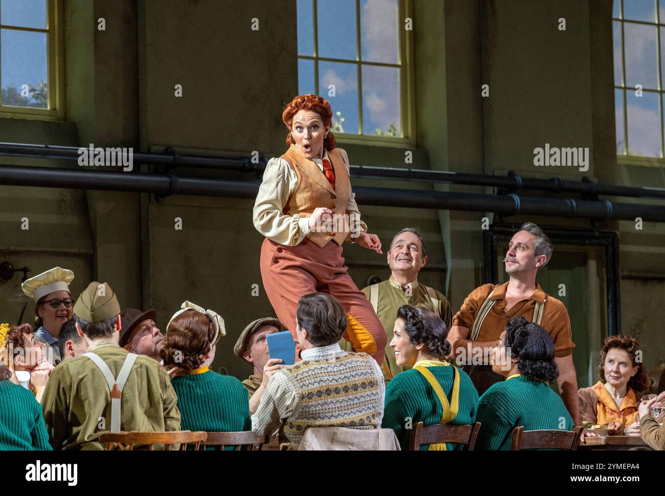 Rhian Lois (Adina) in THE ELIXIER OF LOVE at English National Opera, London Coliseum, London WC2 15/11/2024 Musik: Gaetano Donizetti Libretto: Felice Romani Englische Übersetzung: Amanda Holden Dirigent: Teresa Riveiro Bohm Set-Design: Nicky Shaw Kostüme: Zehra Mansouri Beleuchtung: Mark Jonathan Bewegung: Anjali Mehra Regisseur: Harry Fehr Stockfoto