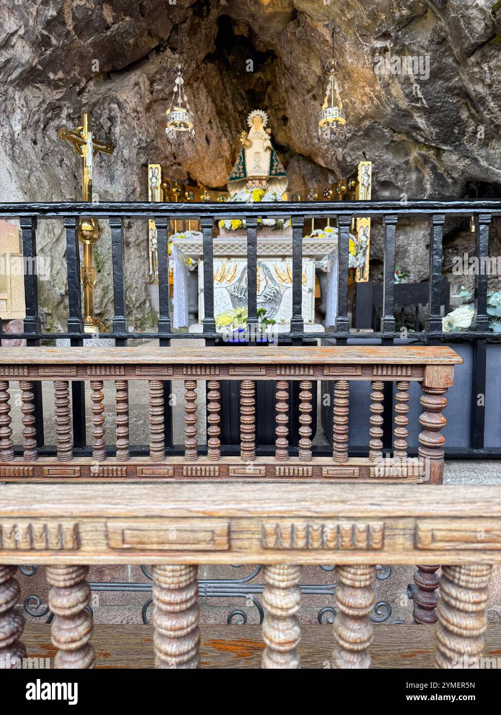 Gebetsbänke vor der Statue von La Santina (oder unserer Lieben Frau von Covadonga) im Heiligtum der Heiligen Höhle, Covadonga, Asturien, Spanien Stockfoto