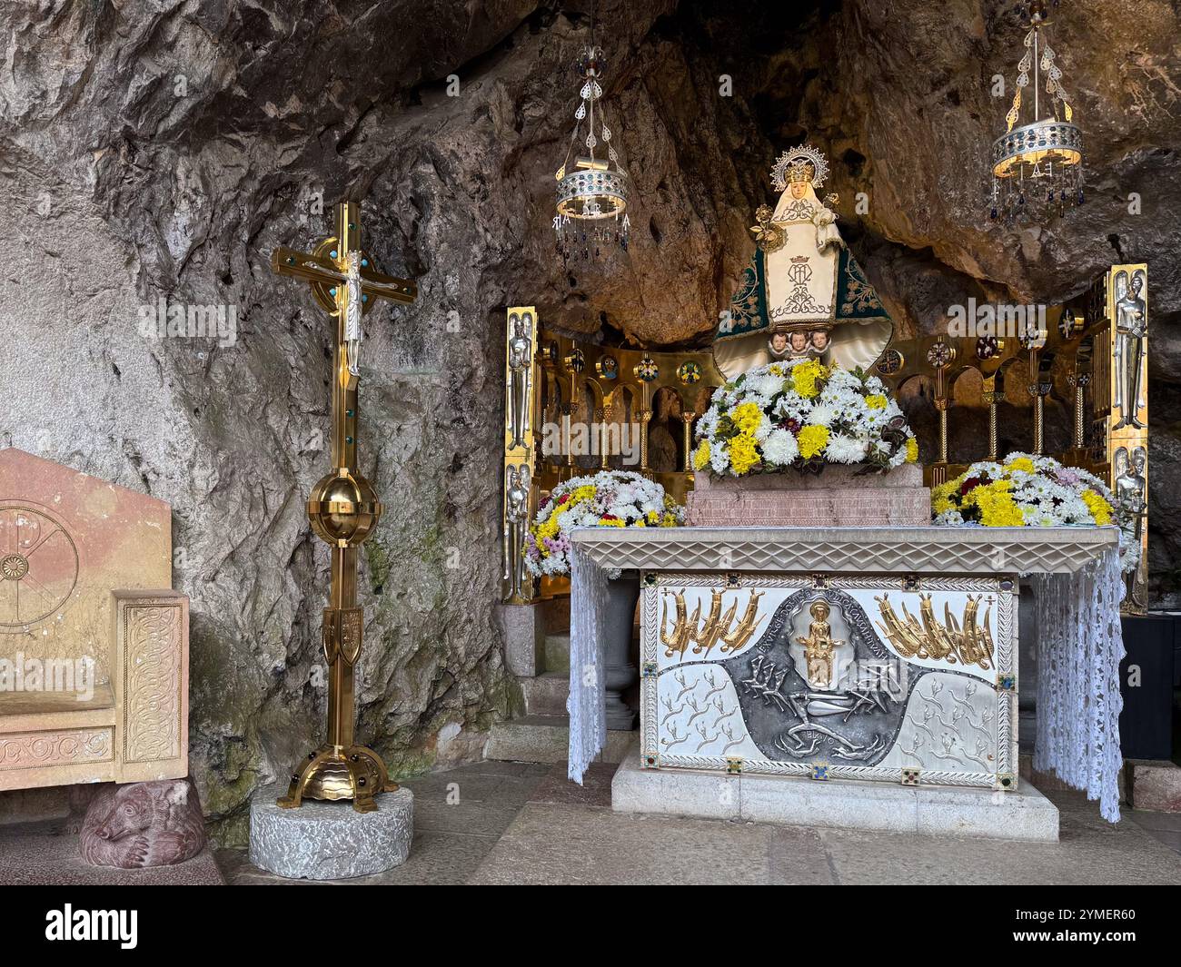 Schrein von La Santina (oder unserer Lieben Frau von Covadonga) im Heiligtum der Heiligen Höhle von Covadonga, Asturien, Spanien Stockfoto