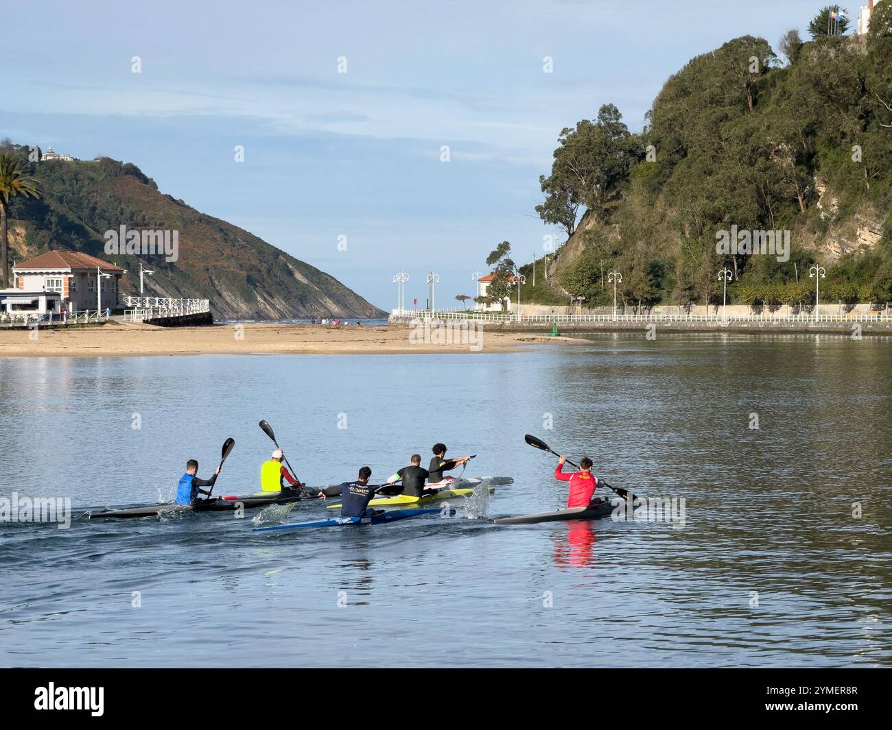 Gruppe von Menschen, die zusammen Kajak im Küstendorf Ribadesella, Asturien, Spanien fahren - Smartphone-aufgenommenes Stockfoto