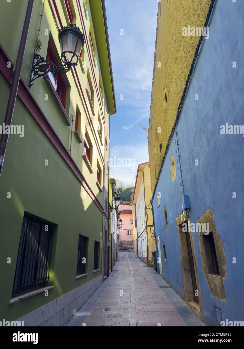 Enge, farbenfrohe Straße in der Altstadt von Ribadesella, Asturien, Spanien - Smartphone-aufgenommenes Stockfoto