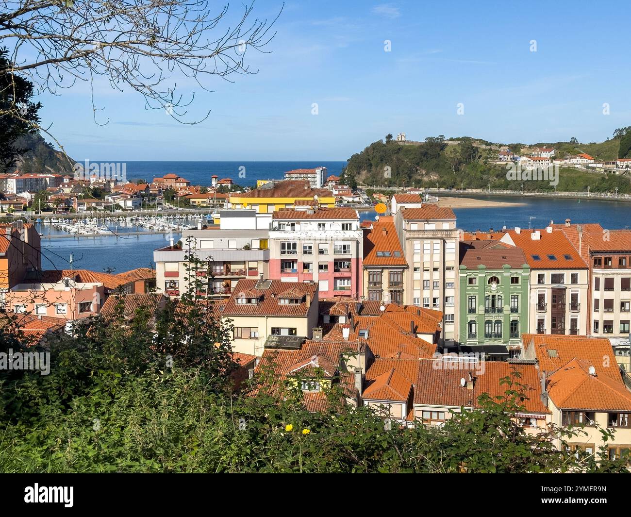 Altstadt von Ribadesella mit dem Yachthafen und dem Berg Corbero im Hintergrund, Asturien, Spanien - Smartphone-aufgenommenes Stockfoto