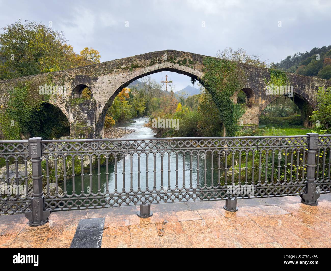 Römische Brücke mit dem Siegeskreuz, Symbol Asturiens, über den Fluss Sella in der Stadt Cangas de Onís, Asturien, Spanien Stockfoto