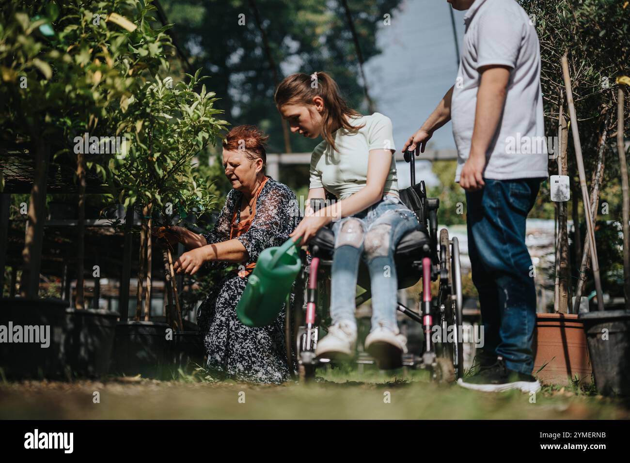 Inklusive Gartenarbeit mit älteren Frauen, Mädchen im Rollstuhl und Jungen mit Down-Syndrom Stockfoto