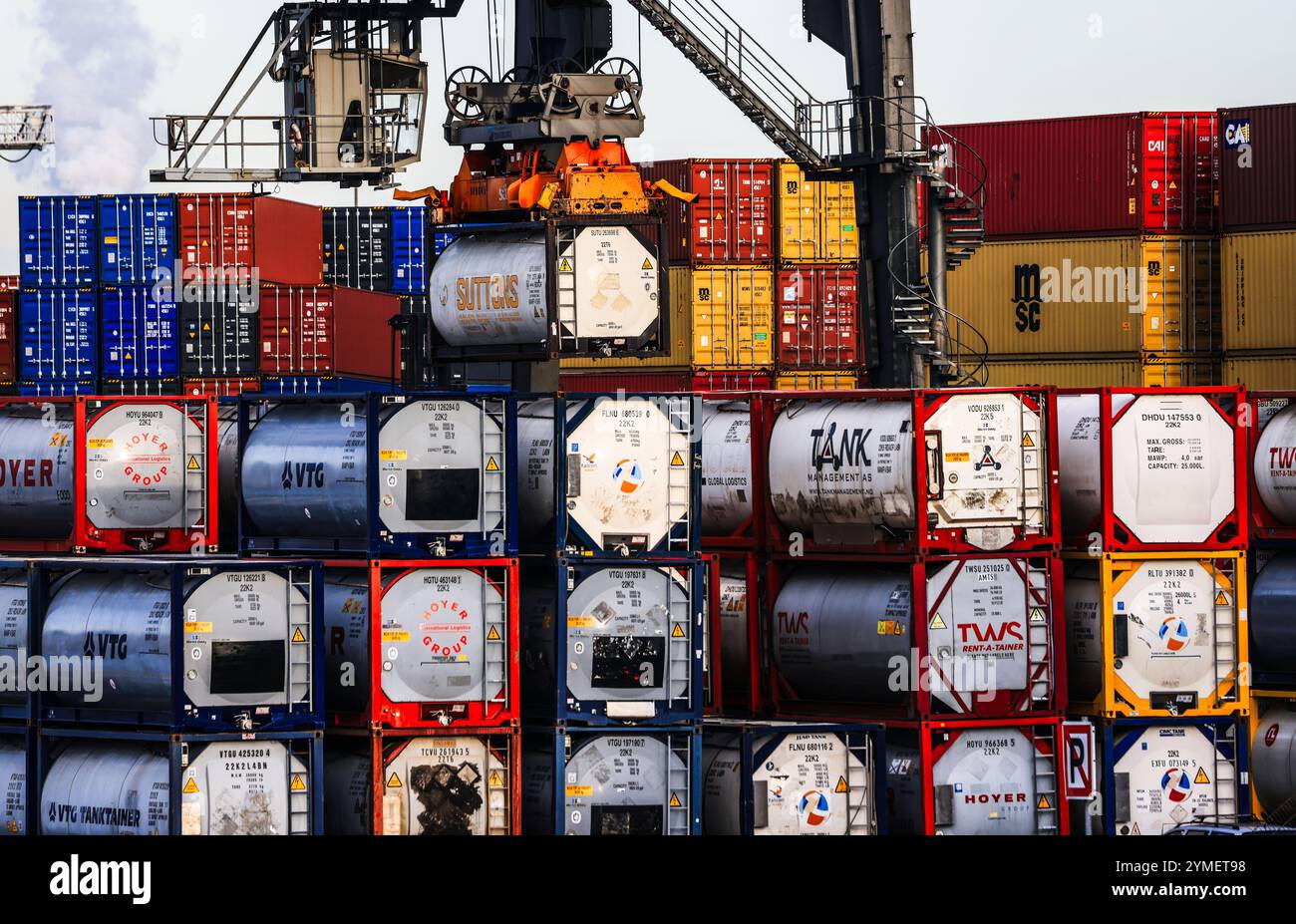 Duisburg, Deutschland. November 2024. Im Binnenhafen Duisburg Ruhrort wird ein Container mit einem Kran bewegt. Quelle: Oliver Berg/dpa/Alamy Live News Stockfoto