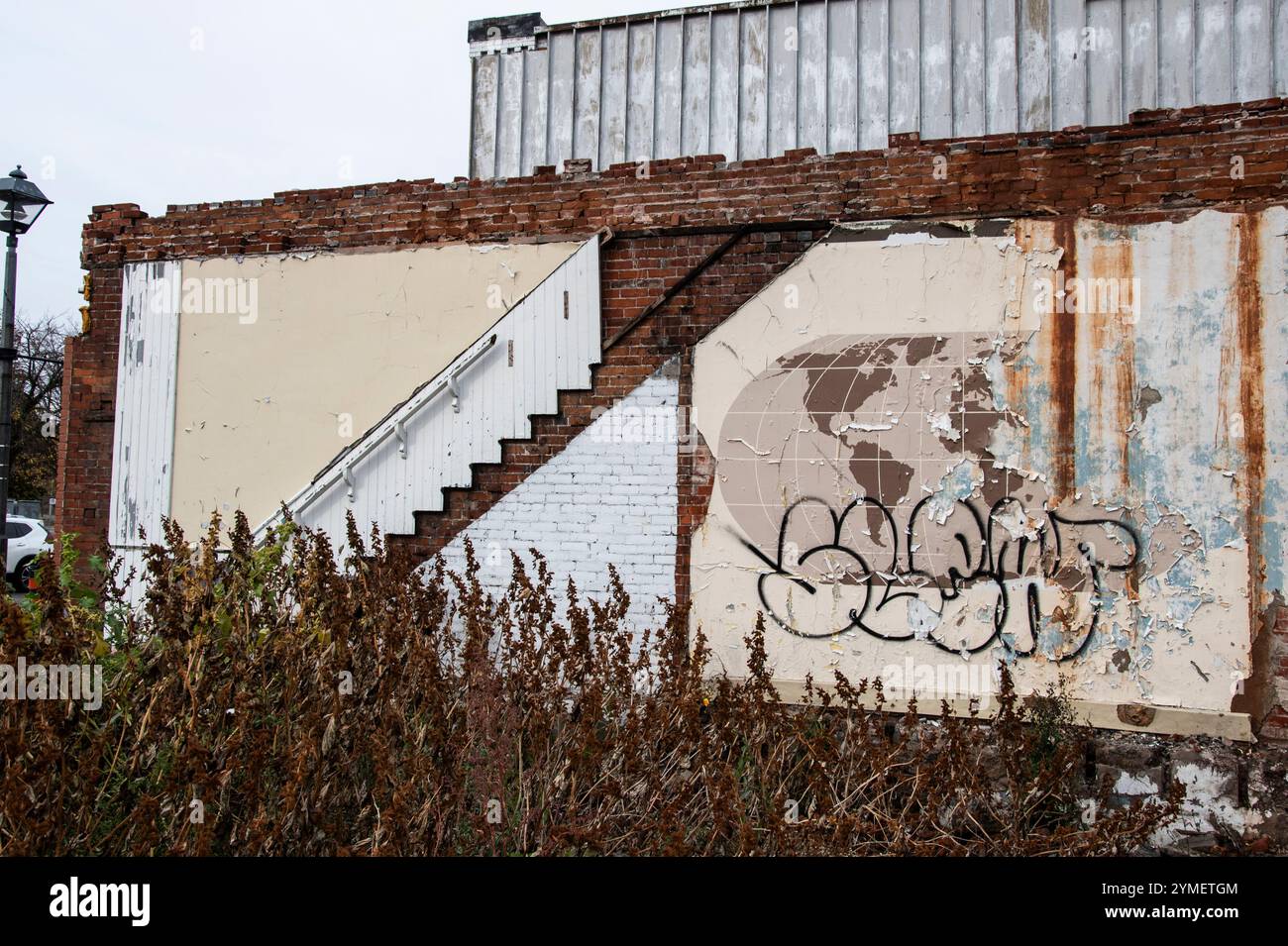 Graffiti auf den Überresten eines abgerissenen Gebäudes nebenan an an der Erie Avenue im Queen Street District in Niagara Falls, Ontario, Kanada Stockfoto