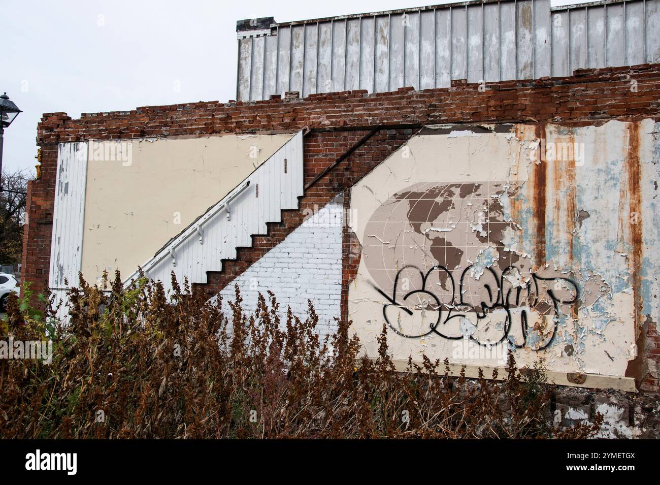 Graffiti auf den Überresten eines abgerissenen Gebäudes nebenan an an der Erie Avenue im Queen Street District in Niagara Falls, Ontario, Kanada Stockfoto