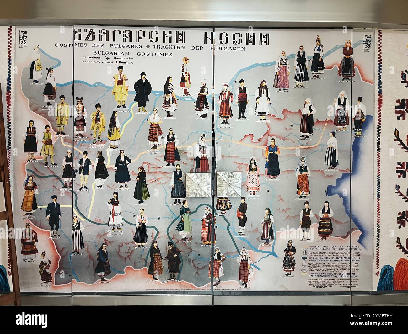 Traditionelle Folklore-Kostüme nach Regionen in Bulgarien Karte im Nationalmuseum für Geschichte in Sofia Bulgarien, Osteuropa, Balkan, EU Stockfoto