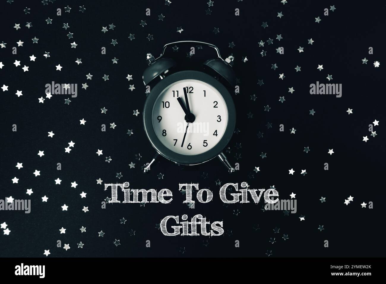 Schwarzweißfoto einer Uhr mit den Worten Zeit zum Geben von Geschenken darunter Stockfoto