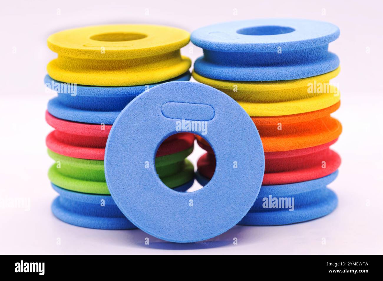 Angelzubehör, EVA-Gummiwickler in verschiedenen Farben, um Ihre Leine zu sichern. Stockfoto