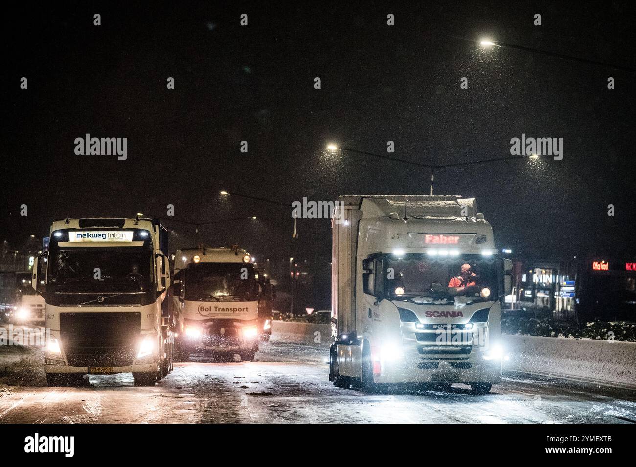 GRONINGEN – Lkws in und um Groningen aufgrund von starkem Schneefall. Vor Ort fielen etwa 10 Zentimeter. Vor allem auf den Straßen rund um die Stadt waren mehrere Verkehrsteilnehmer gestrandet, und es war für Rettungsdienste schwierig, sie zu erreichen, weil auch sie mit den Winterverhältnissen zu kämpfen haben. ANP SIESE VEENSTRA niederlande Out - belgien Out Stockfoto