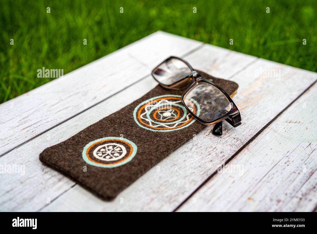 Handgefertigte Brillenetui mit Brille. Stockfoto