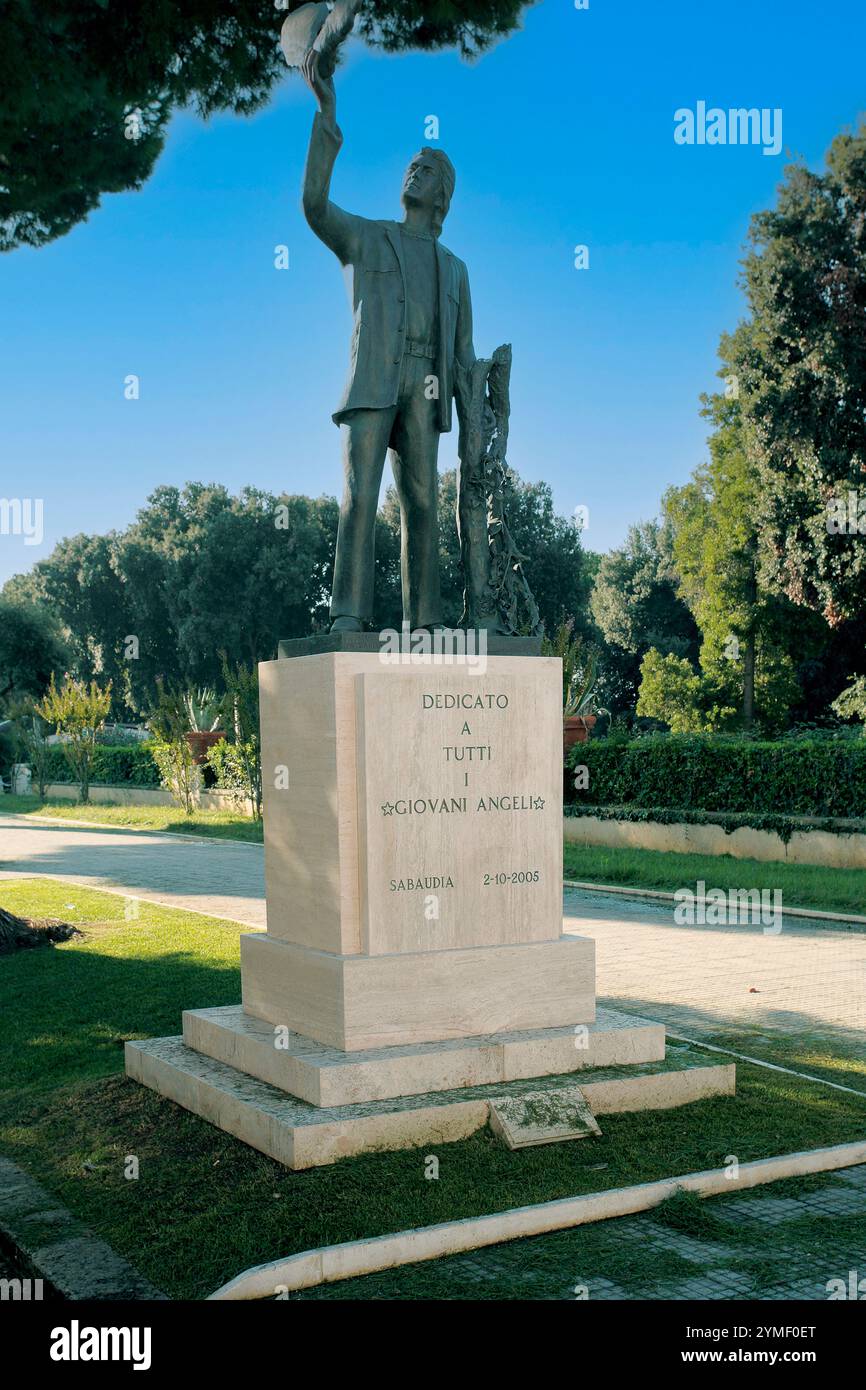 Italien Lazio Sabaudia Medaglie D'oro Park - Oper von Giuseppe Ranaldi im Jahre 2005. Das Denkmal „Junge Engel“ wurde von dem Bildhauer Giuseppe Ranaldi auf Wunsch der Eltern eines dieser jungen Menschen geschaffen. Stockfoto