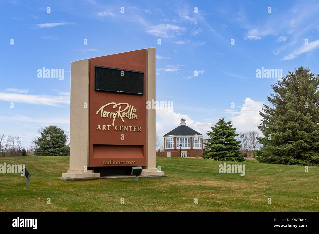 WATERTOWN, SD, USA, 19. NOVEMBER 2024: Campus des Redlin Art Center mit Gemälden des Künstlers Terry Redlin. Stockfoto