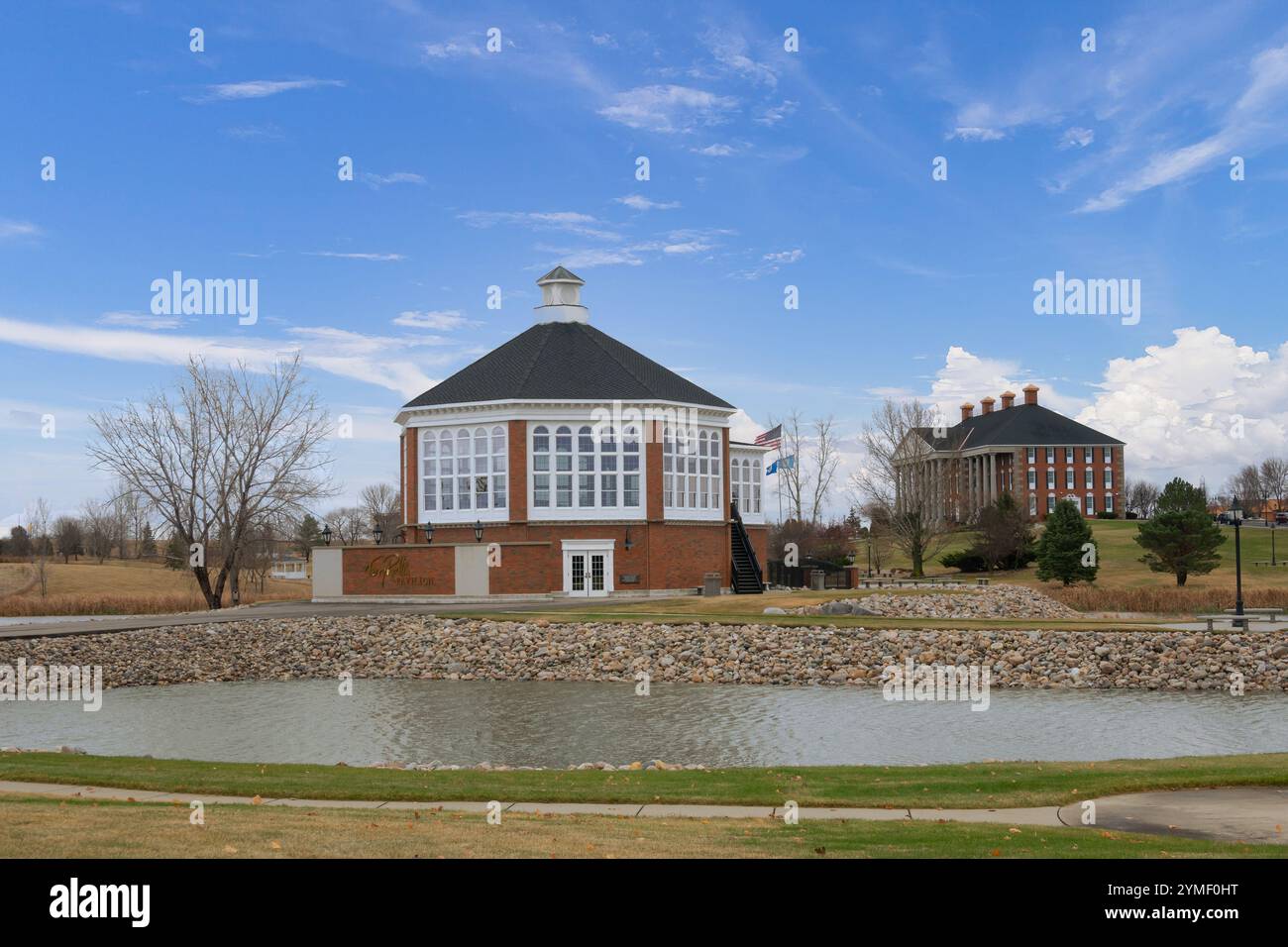 WATERTOWN, SD, USA, 19. NOVEMBER 2024: Campus des Redlin Art Center mit Gemälden des Künstlers Terry Redlin. Stockfoto