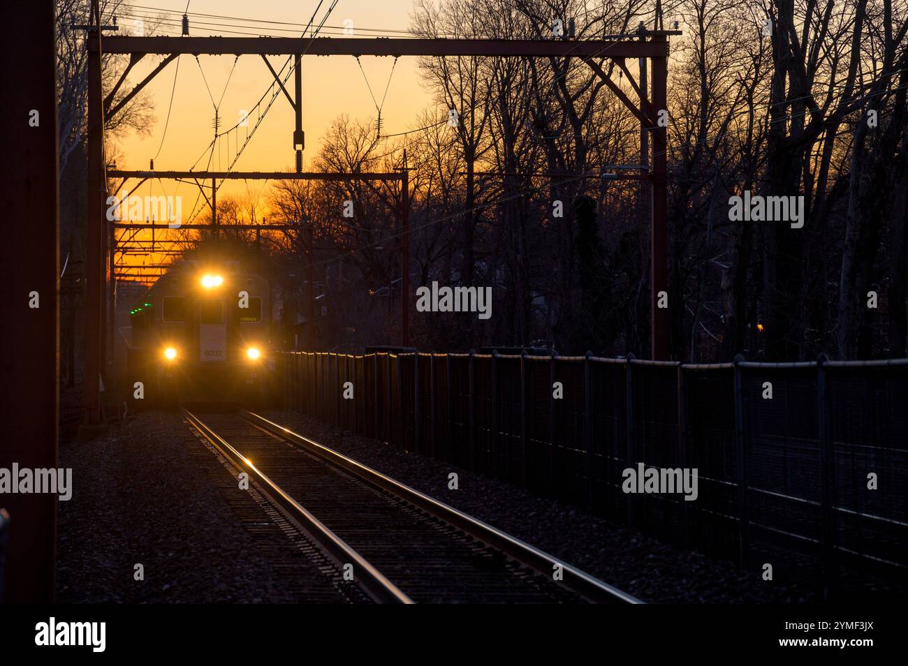 New Jersey Transit Train, der Maplewood im Januar 2022 überquert Stockfoto