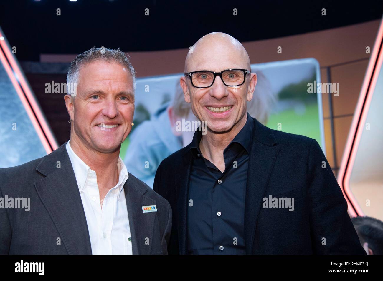 Huerth, Deutschland. November 2024. Von links nach rechts Ralf SCHUMACHER, Sky Expert, Rennfahrer, Jorg LOEHR, Jorg Lohr, Mediencoach, Autor, 29. RTL Spendenmarathon „We Help Children“, Fernsehen, 21-22.11.2024 in Hürth, Deutschland, Credit: dpa/Alamy Live News Stockfoto